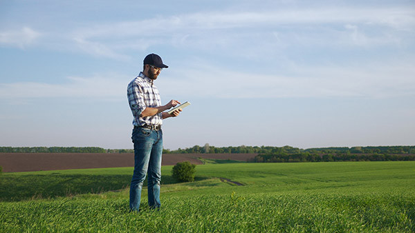 DON’T GET DISTRACTED BY WHAT YOU CAN’T CONTROL 1 Farmer Field Ipad