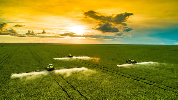 Planting Season Tips from an Ag Lender 1 field sprayers web600